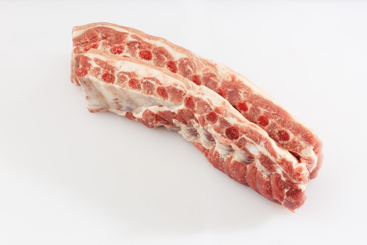 Poitrine de porc isolé sur blanc