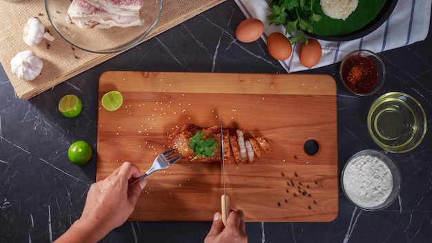 Photo poitrine de porc rôtie chinoise coupée en tranches sur une planche à découper en bois avec un verre de bière