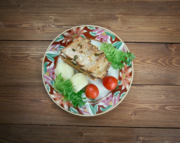 Poitrine de porc rôtie avec salade et légumes