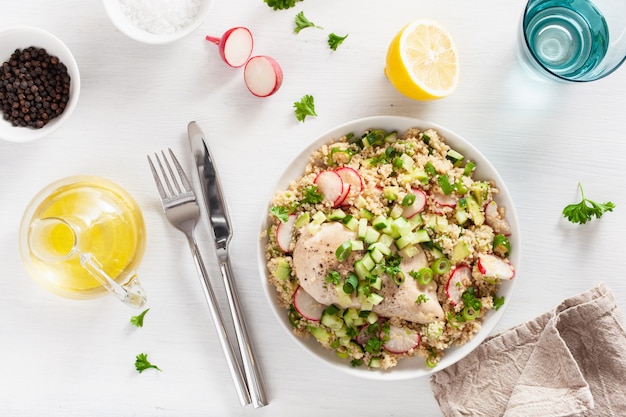 Poitrine de poulet au couscous, concombre, avocat, ciboule, radis. déjeuner sain