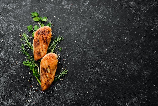 Poitrine de poulet au four avec épices et romarin Vue de dessus BBQ