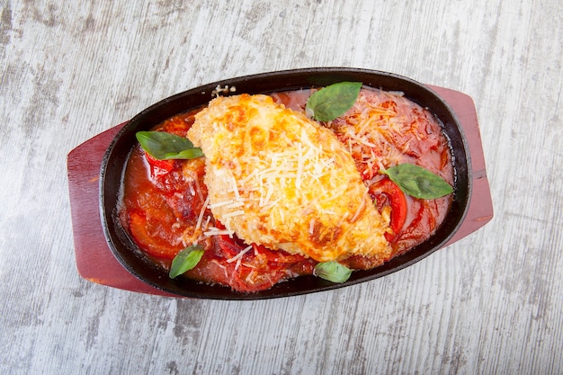 poitrine de poulet au fromage avec compote de tomates dans une poêle