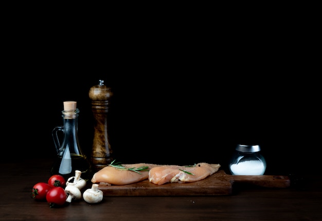 Poitrine de poulet cru et assaisonnement