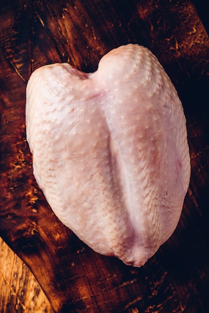 Photo poitrine de poulet crue sur planche à découper