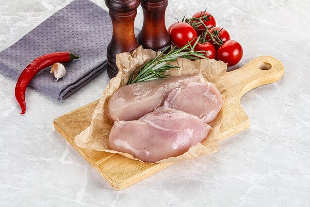 Poitrine de poulet crue sans os pour la cuisson