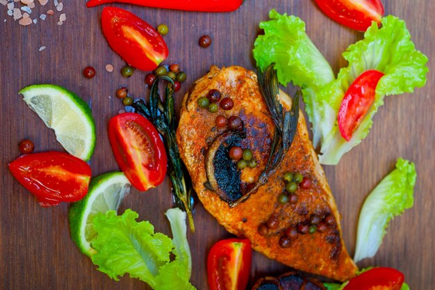 poitrine de poulet cuite au four à bois sur planche à bois