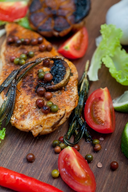 Poitrine de poulet cuite au four à bois sur planche de bois