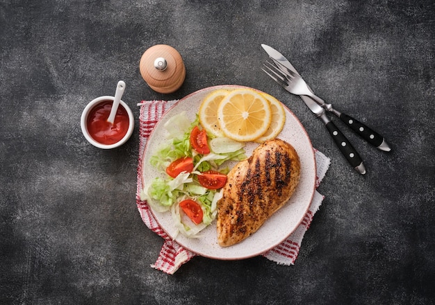 Poitrine de poulet frite Poitrine de poulet grillée avec salade de légumes et citron