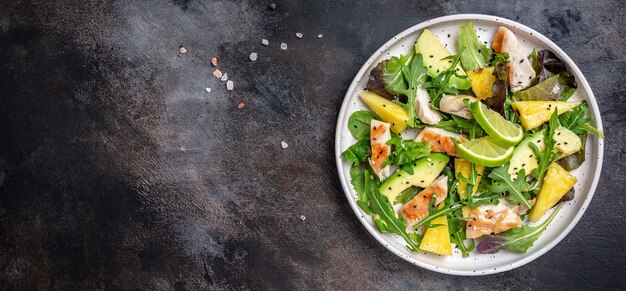 Poitrine de poulet grillée à l'ananas et à l'avocat