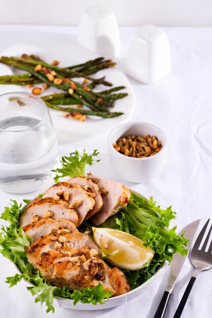 Poitrine De Poulet Grillée Avec Asperges Grillées Et Tranche De Citron. Régime Paléo. Alimentation Saine. Concept Pour Un Repas Savoureux Et Sain.