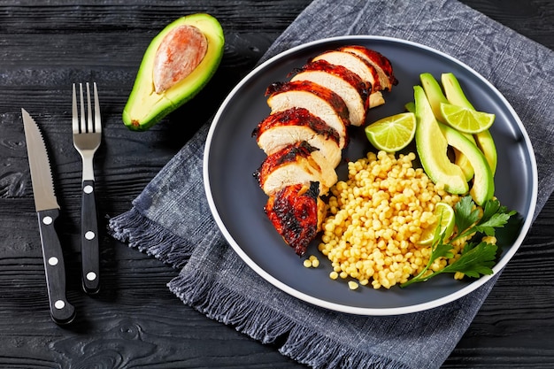 Photo poitrine de poulet grillée au ptitim avocat citron vert