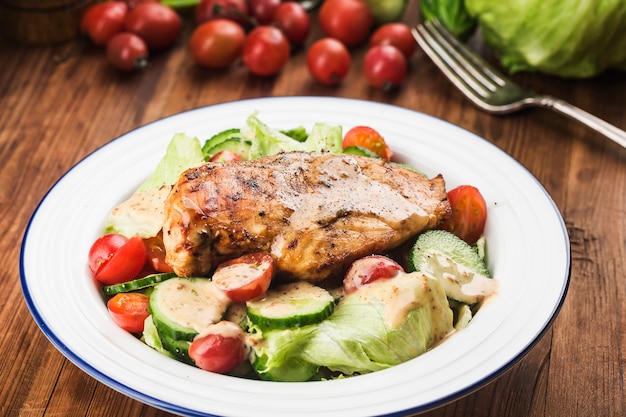 Poitrine de poulet grillée aux légumes