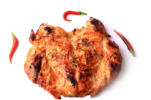 Poitrine de poulet grillée aux piments isolés sur fond blanc régime de remise en forme mode de vie sain