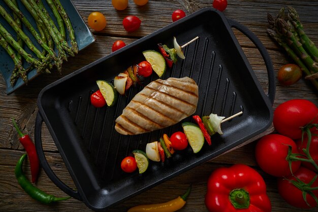 poitrine de poulet grillée avec une brochette de légumes