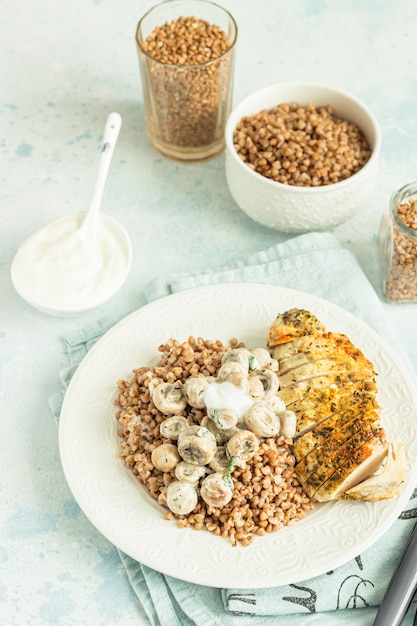 Poitrine de poulet grillée, champignons et savoureuse bouillie de sarrasin