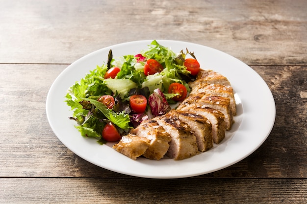 Photo poitrine de poulet grillée avec légumes sur une assiette