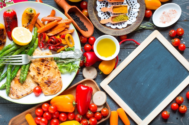 Photo poitrine de poulet grillée avec des légumes frais