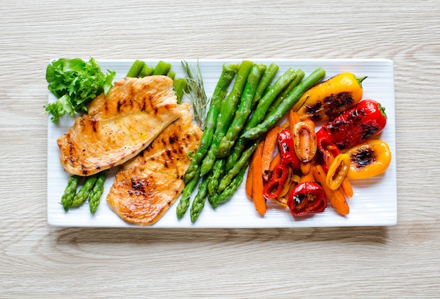 Poitrine de poulet grillée avec des légumes frais