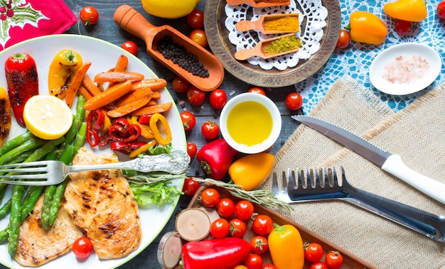 Poitrine de poulet grillée avec des légumes frais