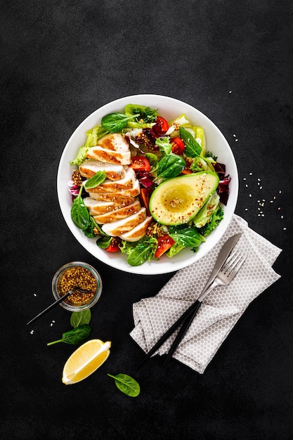 Poitrine de poulet grillée et légumes frais