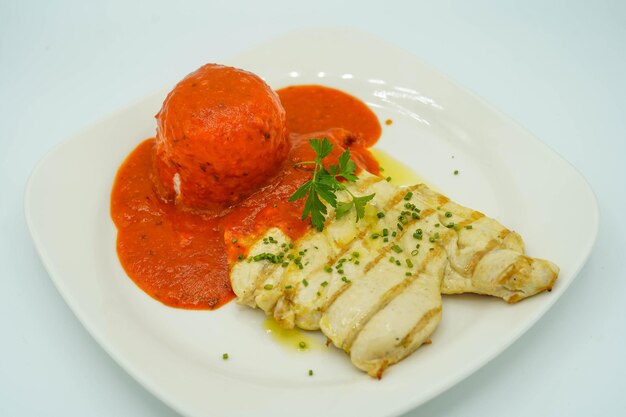 Poitrine de poulet grillée avec riz et sauce tomate