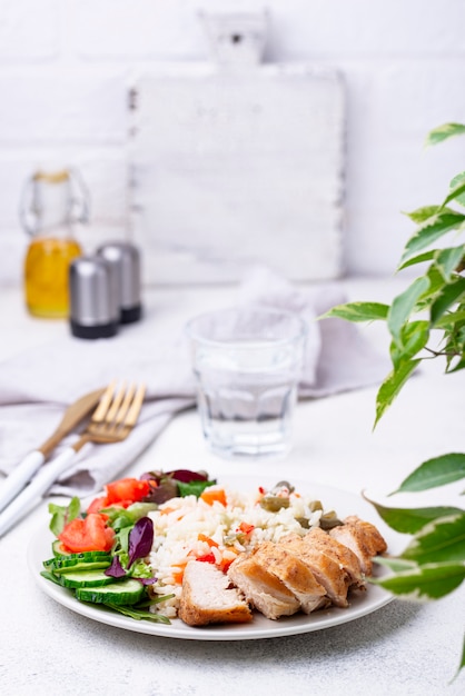 Poitrine de poulet grillée avec riz