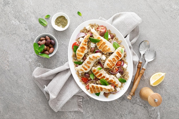 Poitrine de poulet grillée et salade grecque au quinoa