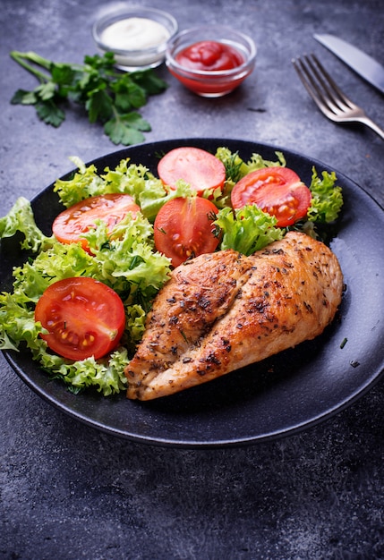 Poitrine de poulet grillée avec salade de légumes