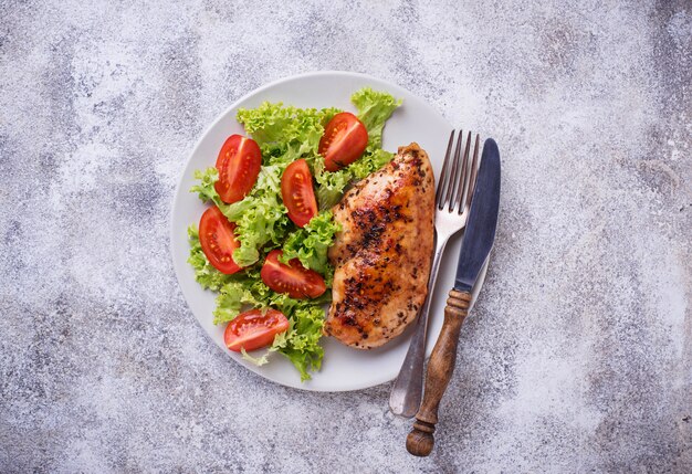 Poitrine de poulet grillée avec salade de légumes