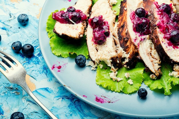 Poitrine de poulet grillée avec sauce aux bleuets. Poitrines de poulet grillées tranchées