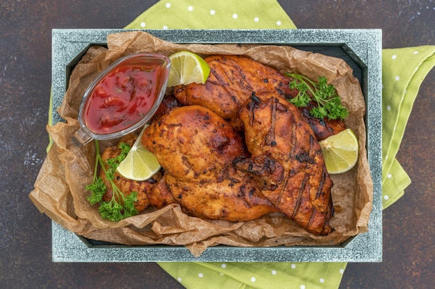 Poitrine de poulet grillée servie avec herbes et citron vert