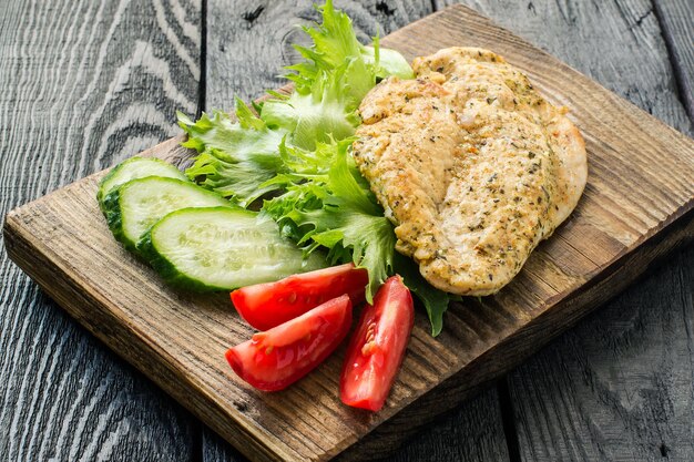 Poitrine de poulet et légumes frais tranchés