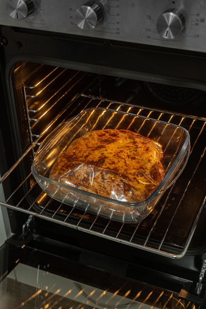 Poitrine de poulet marinée dans un sac pour la cuisson au four Cuisiner des aliments sains à la maison