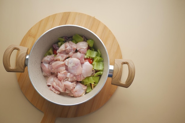 Poitrine de poulet sur plat à cuisiner