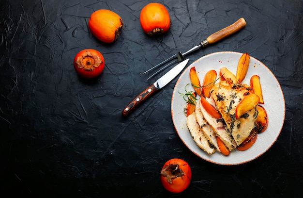 Poitrine de poulet rôtie au kaki Viande de poulet cuite au four avec des fruits Espace pour le texte