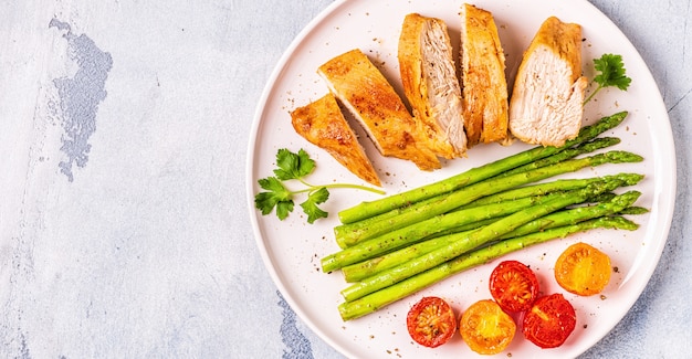 Poitrine de poulet rôtie aux asperges et tomates