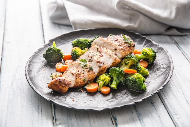 Poitrine de poulet rôtie avec carotte brocoli et sésame.