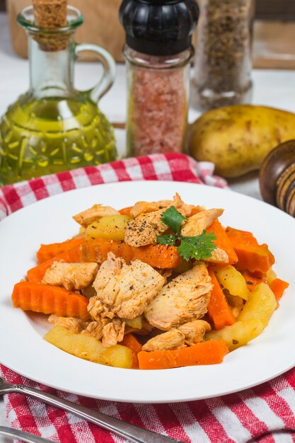 Photo poitrine de poulet rôtie avec pommes de terre? poitrines de poulet cuites avec des légumes (pommes de terre, voiture