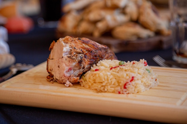 Poitrine de poulet rôtie servie avec riz et légumes