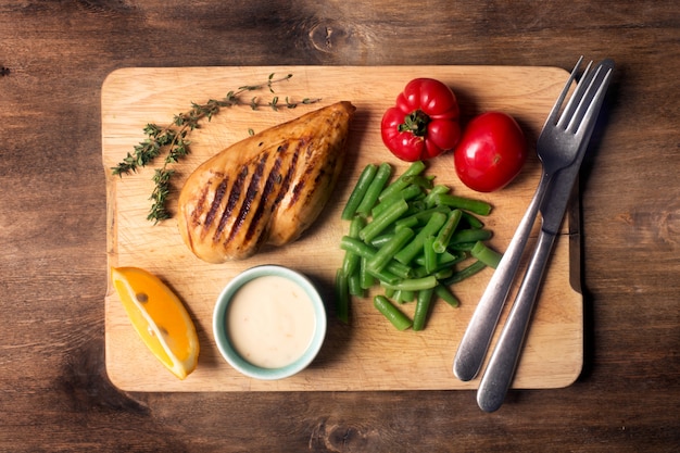 Poitrine de poulet saine grillée et marinée servie avec des légumes