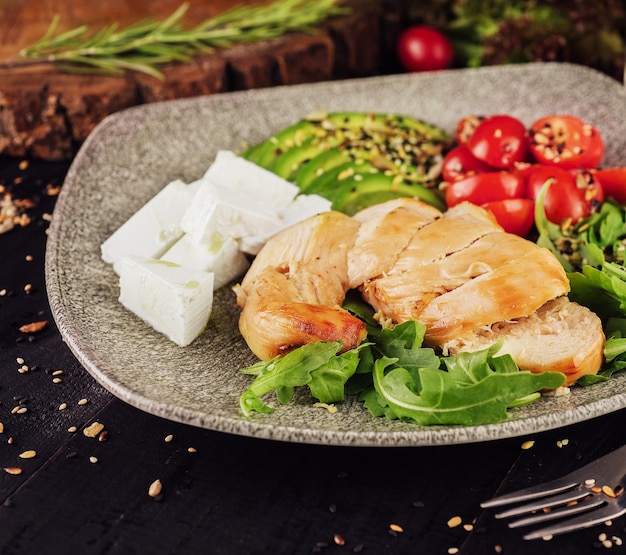 Poitrine de poulet avec salade d'avocat et roquette