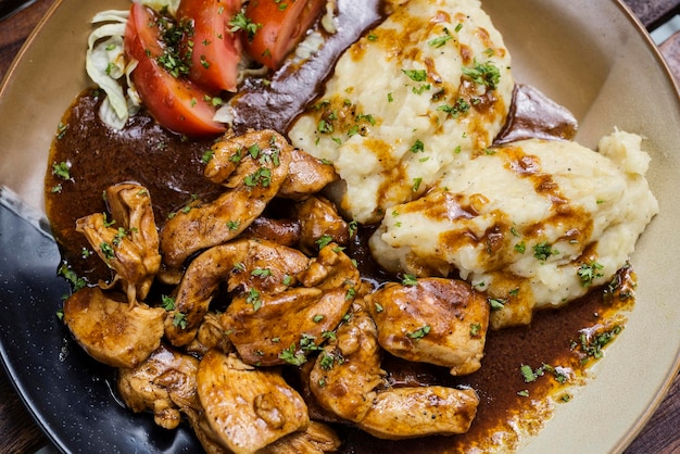 Photo poitrine de poulet avec sauce brune et purée de pommes de terre