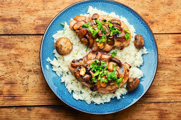 Poitrine de poulet avec sauce marsala et riz