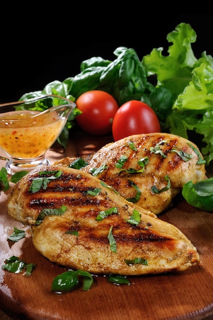 Photo poitrine de poulet tendre et juteuse grillée avec des ingrédients de légumes et vinaigrette