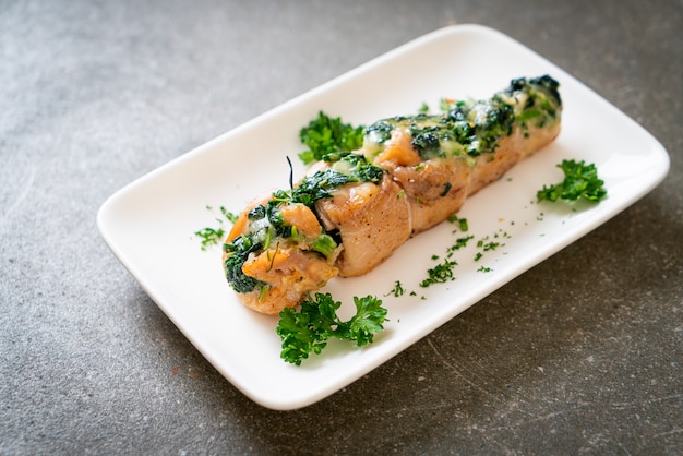 Poitrines de poulet farcies aux épinards et fromage sur assiette