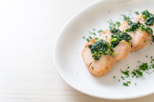 Poitrines de poulet farcies aux épinards et fromage sur assiette