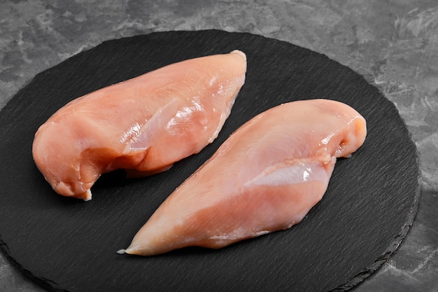 Poitrines de poulet, filet de poulet cru Photo pour un magasin de produits naturels