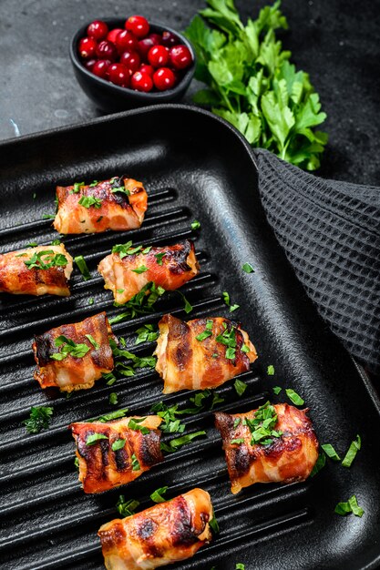 Poitrines de poulet frites enveloppées dans du bacon de porc. .