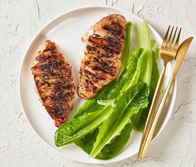 Poitrines de poulet poêlées avec des feuilles de laitue romaine