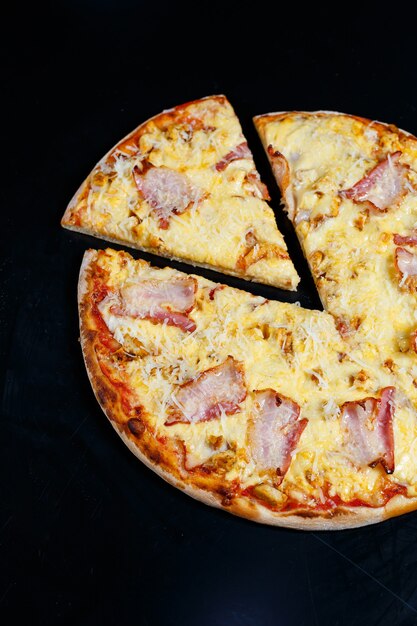 Poitrines de poulet avec sauce crémeuse et fromage râpé sur une pizza. savoureuse pizza fraîche sur une croûte épaisse avec de la viande
